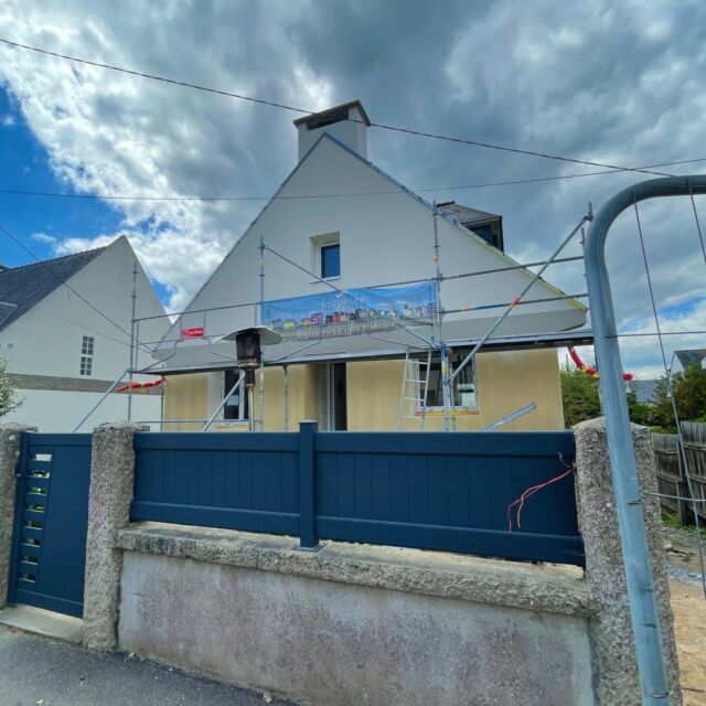 [Chantier en cours]

Double casquette pour la Team Fougeray sur ce chantier de rénovation à Saint Lunaire : notre équipe intérieure prépare les murs pendant que notre équipe extérieure isole thermiquement les façades .(@sto.france)

Merci à l'architecte @yana.k.architecture et aux clients pour leur confiance.

👏 Bavo à la #TeamFougeray pour son savoir faire ! 

#teamfougeray #ite #isolation #peinture #peinturemurale #batiment #btp #saintmalo #saintlunaire #renovation #reno #renovationenergetique #renovationmaison #decor #decoration