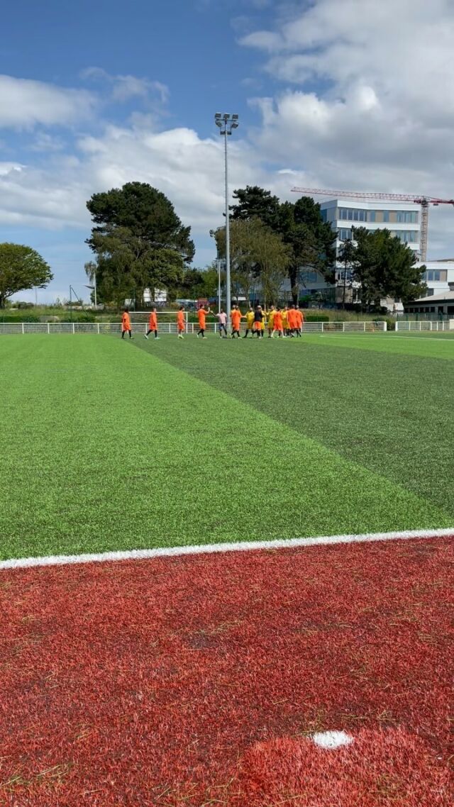 [Tournoi de foot interentreprises]

Vendredi dernier, nous avons participé au premier tournoi des partenaires de l’USSM avec deux équipes Fougeray sur le terrain.

Cet événement a été une grande réussite et un grand moment de cohésion pour la Team Fougeray.

Merci à @ussaintmalo35 ! 

Bravo à nos compagnons pour leur participation 👏(et leur talent de footballeurs 😆)

#football #foot #bâtiment #peintre #peinture #decoration #équipe